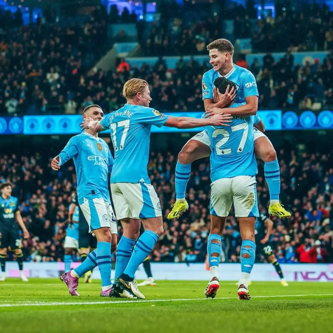 Premier League : Manchester City s'impose 3-1 face à Burnley, restant à la poursuite de Liverpool