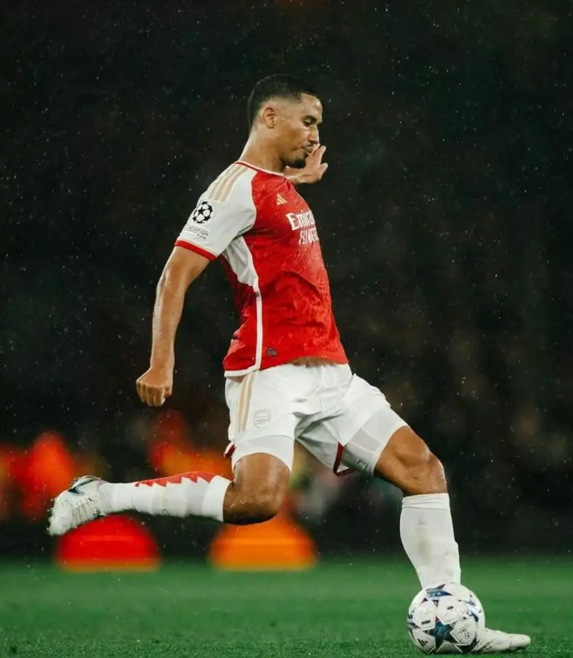 Arsenal rêve en grand : Saliba vise la Ligue des Champions et la Premier League