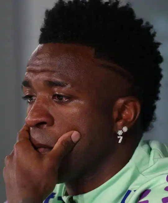 En larmes, Vinicius Junior se prononce sur la question du racisme : "Je veux juste jouer au football"