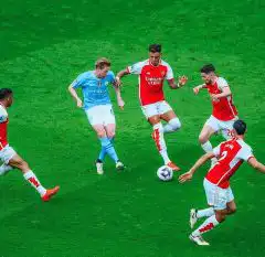 Manchester City et Arsenal se neutralisent, Liverpool prend la tête de la Premier League