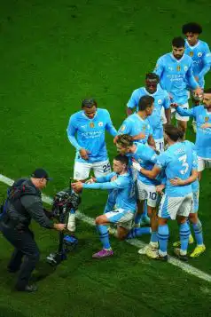 Manchester City affaibli avant le choc contre le Real Madrid : Absences de Walker et Ake