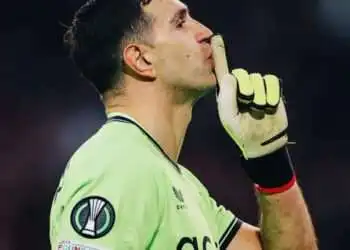 Emiliano Martinez (encore lui) brise le cœur du public français