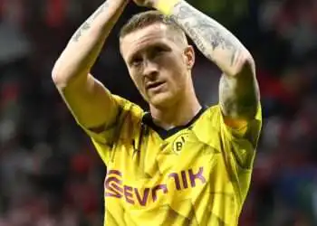 Bundesliga : Dortmund écrase Augsbourg, le Bayern trébuche, et Wolfsburg se rapproche maintien