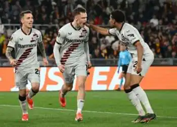 Florian Wirtz et deux de ses partenaires du Bayer Leverkusen célébrant un but face à l'AS Roma en demi-finale aller de l'Europa League.