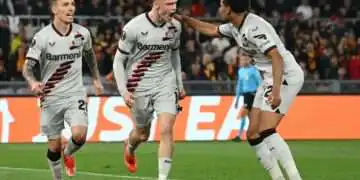Florian Wirtz et deux de ses partenaires du Bayer Leverkusen célébrant un but face à l'AS Roma en demi-finale aller de l'Europa League.