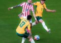 (260626) -- SAN FRANCISCO, June 26, 2026 (Xinhua) -- Julio Enciso of Paraguay competes with Jordan Bos (R) and Aiden ONeill of Australia during the group D match between Paraguay and Australia at the 2026 FIFA World Cup at San Francisco Bay Area Stadium in San Francisco, the United States, June 25, 2026. (Photo by Sun Yuxuan/Xinhua)  - Photo by Icon Sport