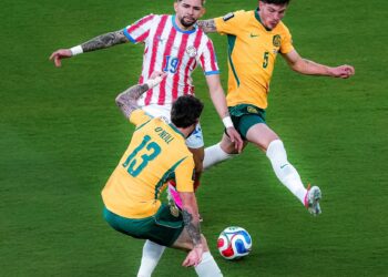 (260626) -- SAN FRANCISCO, June 26, 2026 (Xinhua) -- Julio Enciso of Paraguay competes with Jordan Bos (R) and Aiden ONeill of Australia during the group D match between Paraguay and Australia at the 2026 FIFA World Cup at San Francisco Bay Area Stadium in San Francisco, the United States, June 25, 2026. (Photo by Sun Yuxuan/Xinhua)  - Photo by Icon Sport