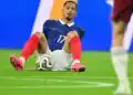 epa13111480 William Saliba of France sits injured on the pitch in action during the FIFA World Cup 2026 semifinals match France against Spain, in Dallas, USA, 14 July 2026.  EPA/SAM WASSON (MaxPPP TagID: epalivenine213898.jpg) [Photo via MaxPPP]