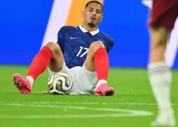 epa13111480 William Saliba of France sits injured on the pitch in action during the FIFA World Cup 2026 semifinals match France against Spain, in Dallas, USA, 14 July 2026.  EPA/SAM WASSON (MaxPPP TagID: epalivenine213898.jpg) [Photo via MaxPPP]